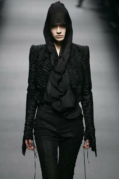 File:Colombe black hood.jpg